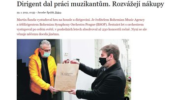 Dirigent dal práci muzikantům. Rozvážejí nákupy